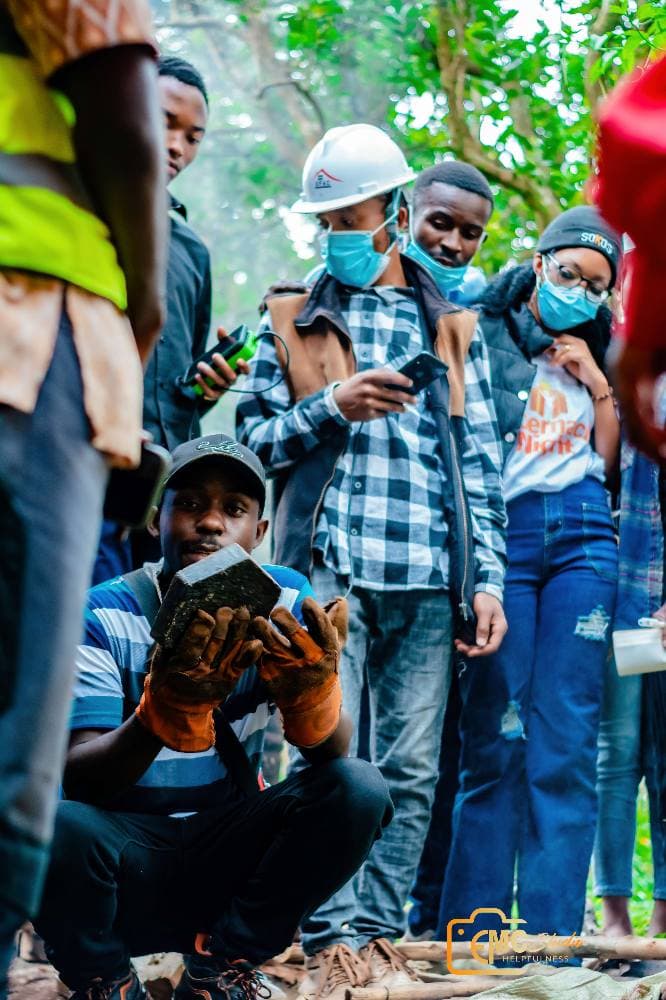 Allumage du feu de chauffe — étape initiale du processus de recyclage des plastiques en pavés