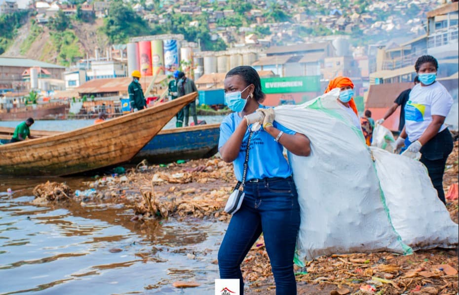 L'équipe OFAC réunie lors d'une séance pratique de transformation des déchets plastiques